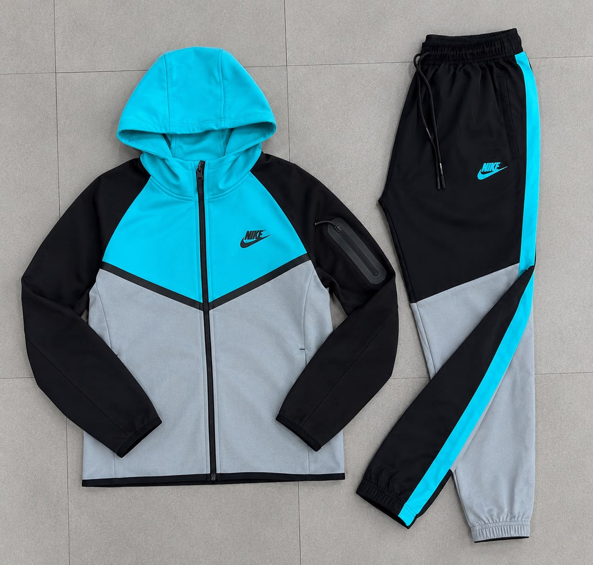 NIKE TECH